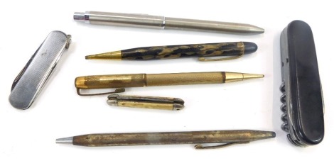 Ballpoint pens and penknives, to include a Burnham ballpoint pen, a Parker ballpoint pen, gilt metal cased pen, a Mercedes Benz Swiss knife, etc. (a quantity)