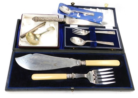 A group of silver and silver plated wares, to include a silver handled cake knife, pencil case, plated sugar sifting spoon, cased 19thC fish servers, teaspoons, etc. (a quantity)