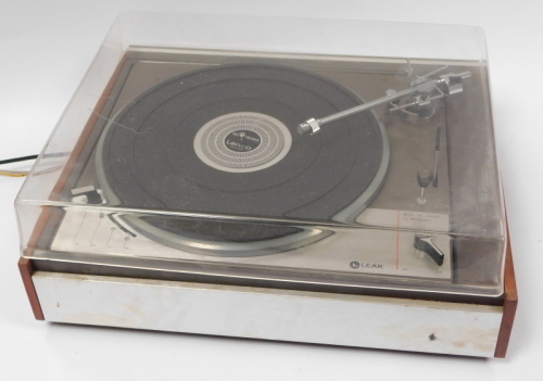 A Leak Delta by Lenco record player, serial no 18497, in a teak case, 16cm high, 44cm wide, 35cm deep.