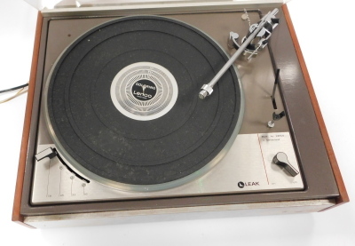 A Leak Delta by Lenco record player, serial no 18497, in a teak case, 16cm high, 44cm wide, 35cm deep. - 2