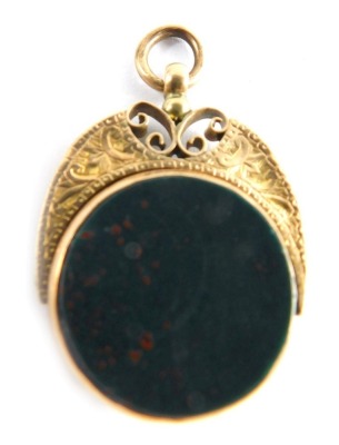 A 9ct gold swivel agate fob set, with green and red agate, with hammered design, 4cm high, 2.5cm wide, 7.7g all in.