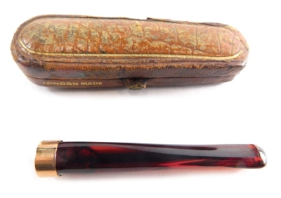 A 20thC cigarette holder, with 9ct gold end, in fitted case, 5cm long.