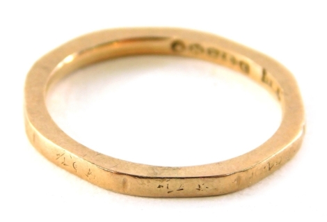 A 9ct gold wedding band, of hammered and engraved design, ring size L, 2g all in.