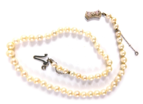 A cultured pearl single strand neck chain, the cultured pearl on knotted string strand, with a white metal clasp stamped 9ct, 44cm long, 20.9g all in.