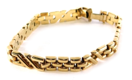 A bracelet of three bar link design, with clip clasp and safety clasp, 19cm long, yellow metal 375, 13.8g.