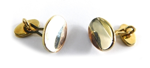 A pair of 9ct gold tricolour gent's cufflinks, set with copper gold and silver colouring, with gold links, 6.8g.