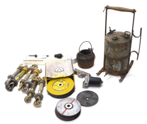 Various metalware, a miniature cauldron, the main body 17cm high, bulldog grinding wheel, grease gun, various other metalware, etc. (a quantity)