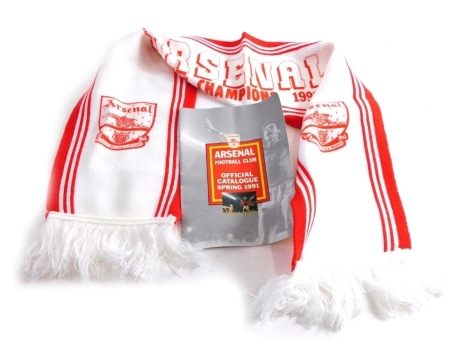 A 1991 Arsenal League Champions scarf and an Arsenal Football official catalogue. (2)