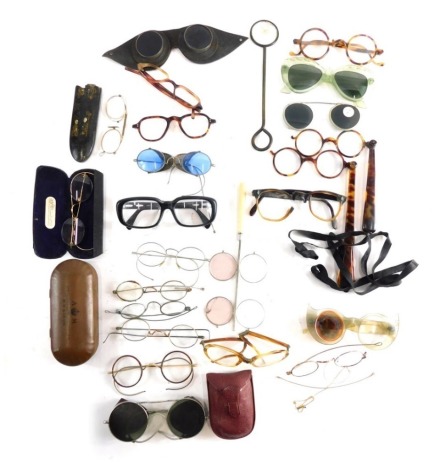 Various optical items and spectacles, a dark lens pince nez, folding eye protectors, various other chrome plated spectacles with curved side bars, Japanese lacquer spectacles case, spring loaded lorgnette tortoise shell finish, pair of gilt rimmed spectac