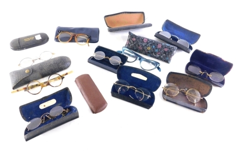 Various optical items and spectacles, a quantity of spectacle cases containing various spectacles, metal framed and others, with curved side bars, brown case, 12cm wide, etc. (a quantity)