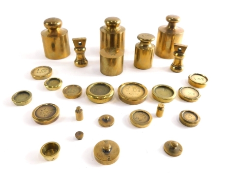 Various brass weights, the largest 5cm high.