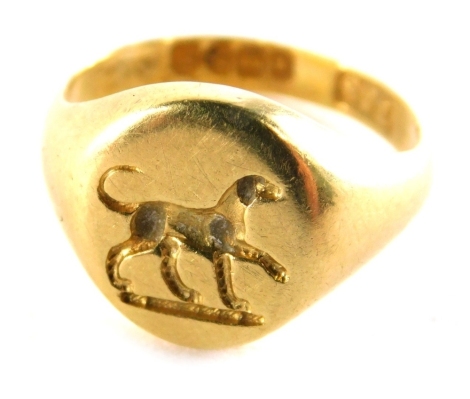 An 18ct gold signet ring, with oval crest bearing figure of dog, ring size G½, 5.3g all in.