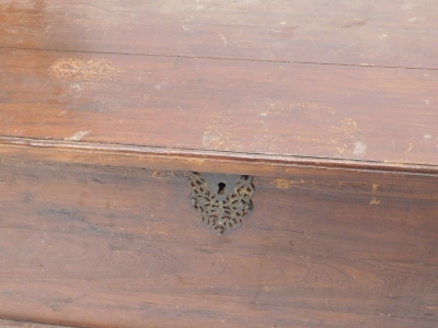 An eastern 19thC pine blanket box, with pierced metal mounts, large hole cut to side (A/F) 50cm high, 138cm wide, 59cm deep. - 2