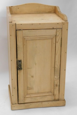 An early 20thC pine pot cupboard, with three part galleried top raised above single door, revealing a plain shelf, 86cm high, 48cm wide, 36cm deep.