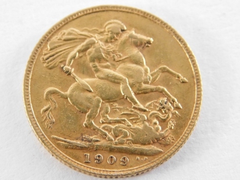 An Edward VII full gold sovereign, dated 1909.