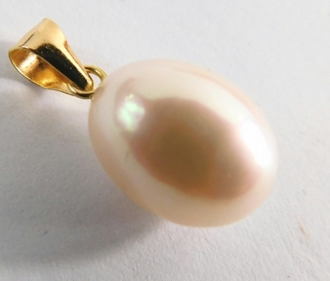 A cultured pearl pendant, with a yellow metal clasp stamped 750, 1.5cm high, 1.4g all in.