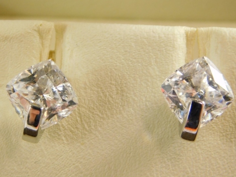 A pair of 9ct white gold cz dress earrings, each with square cz with modern white gold arch on single pin back, 2g all in. (boxed)