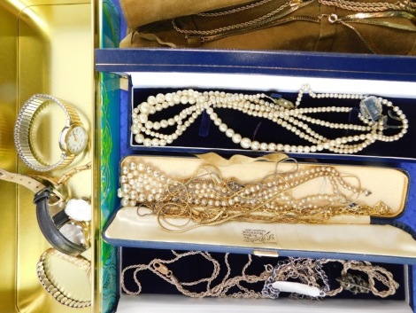 Costume jewellery necklaces, to include silver and other bracelets, necklaces, dress brooches set with paste stones, rolled gold and plated gold coloured chains, etc. (1 tray)