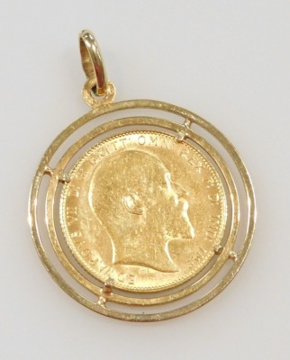 An Edward VII 1908 gold full sovereign, in a 9ct gold mount, 10.5g all in. - 2