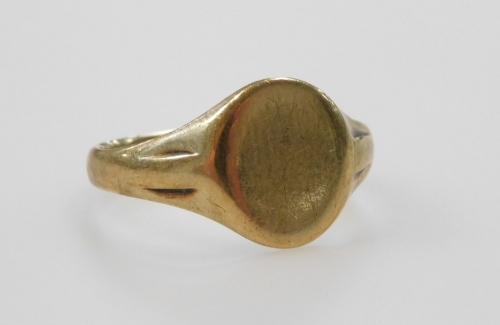 A 9ct gold gentleman's signet ring, with an oval vacant reserve, size T, 3.7g.