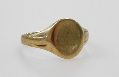 A 9ct gold gentleman's signet ring, with an oval vacant reserve, size T, 3.7g.