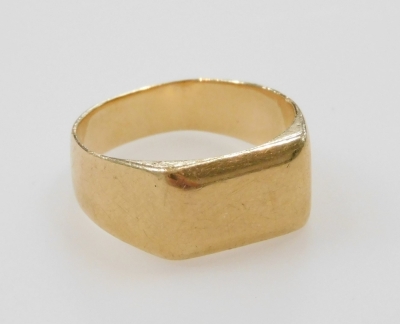 A lady's signet ring, possibly Egyptian, unengraved, size K, 5.8g.