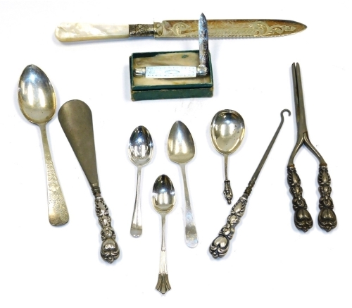 A group of small silver, to include a silver handled shoe horn, button hook and glove stretchers, silver teaspoons, a mother of pearl handled bread knife with steel blade, etc., weighable silver 2.70oz.