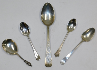 A group of small silver, to include a silver handled shoe horn, button hook and glove stretchers, silver teaspoons, a mother of pearl handled bread knife with steel blade, etc., weighable silver 2.70oz. - 2