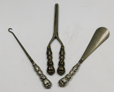 A group of small silver, to include a silver handled shoe horn, button hook and glove stretchers, silver teaspoons, a mother of pearl handled bread knife with steel blade, etc., weighable silver 2.70oz. - 3