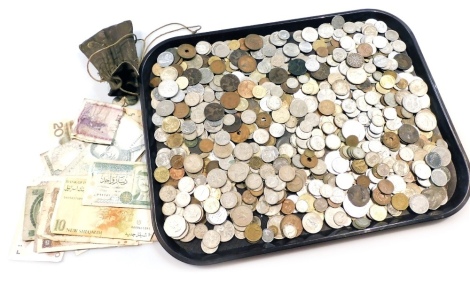 A group of GB and world decimal and pre decimal coinage, to include two shillings, threepences, pennies, world bank notes, coinage for Spain, France, Greece, etc. (1 tray)