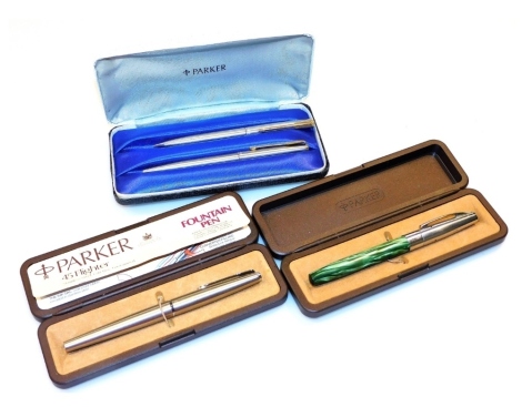 A group of Parker pens, comprising Platignum fountain pen, with a mottled green case, a Parker 45 Flighter stainless steel fountain pen, together with two Parker ballpoint pens, each cased.