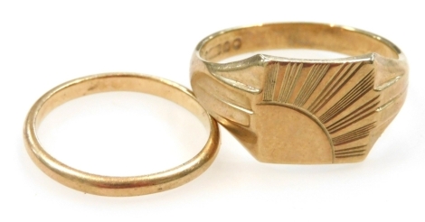 A gentleman's 9ct gold signet ring, engraved with a quarter sunburst, size T, together with a 9ct gold wedding band, size L, 5.7g.