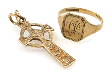 A 9ct gold Celtic cross pendant, and a lady's 9ct gold signet ring, monogram engraved, 3.6g. (2)