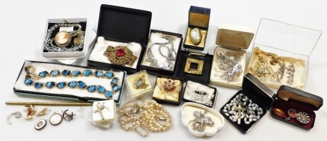 Silver and costume jewellery, including paste and marcasite brooches, an Isabella brooch, cameo pendant, simulated pearl necklaces, etc. (a quantity)