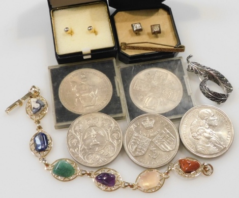 Costume jewellery, including a hard stone set bracelet and a marcasite brooch, together with commemorative crowns and five pound coins. (a quantity)