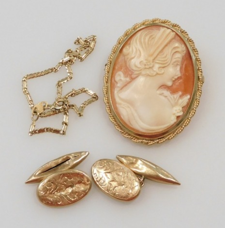 A 9ct gold bracelet on a bolt ring clasp, pair of 9ct gold oval and chain link cufflinks, floral and foliate engraved, 3.0g, and a shell cameo brooch, bust portrait of a lady, in a 9ct gold mount.