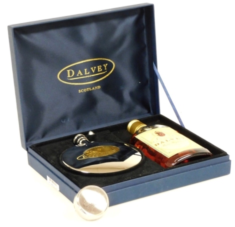 A Dalvey whisky presentation set, comprising a bottle of rare Highland single malt, ten years, 35cl, together with a whisky flask of circular form, in fitted presentation case, together with a Glenfiddich collapsible hunting cup, and case.