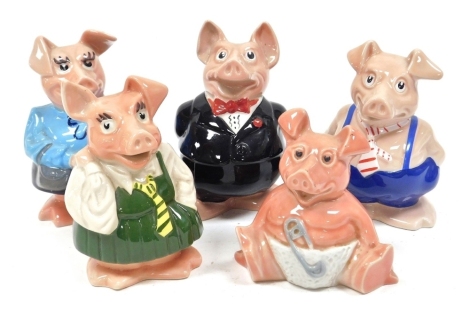 A Wade NatWest pig family. (5)