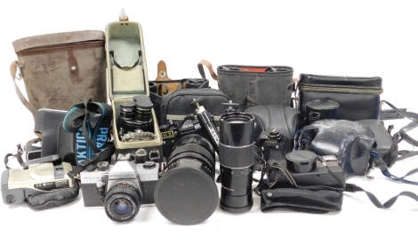 A Zenit SLX camera, with a Pentacon 4/300 lens, Minolta 7000 camera, Fujica 8EE movie camera, further cameras, tripods and binoculars. (a quantity)