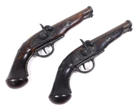 A pair of replica pistols, 29cm wide.