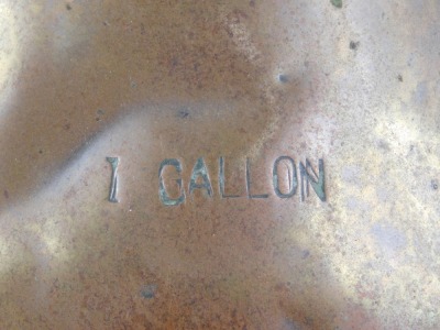 A Victorian copper 1 gallon measuring jug, and a copper quart measuring jug. (2) - 3