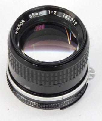 A Nikon F 85mm F2 lens with case. - 2