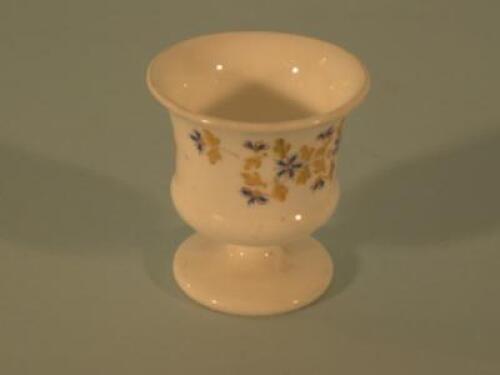 An early 19thC Newhall type porcelain egg cup decorated with flowers