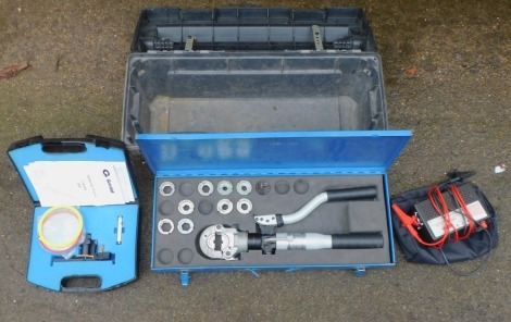 A Guardnall cased laser alignment tool, a ACT D4000 universal battery tester, a Clauke HK60-22 pipe cutter, with attachments, in carry case, and a black plastic tool chest. (4 boxes) Note: VAT is payable on the hammer price of this lot at 20%.