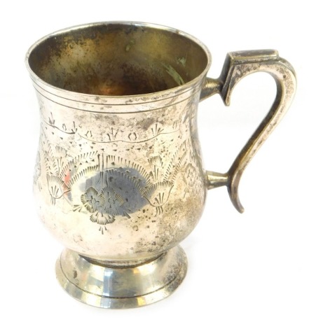 An early 20thC silver plated tankard, of baluster form, engraved with trailing flowers, 12.5cm high.