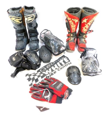 Motorcycle clothing and accessories, to include a pair of Alpine Stars red and black motorcycle boots, size 7, various knee pads, a pair of Kenny boots, Euro size 38. (a quantity)