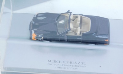 A Mercedes Benz SL Portugal Prasentation 1989 limited edition diecast vehicle, in perspex display case, 17cm wide, boxed. - 2