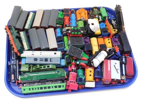 Railway related items, to include Ertl Hornby and others, Thomas The Tank Engine carriages, etc. (1 tray)