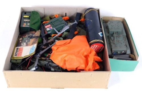 Various Action Man toys and accessories, parachute, Action Man Special Operation Kit, weapons, etc. (1 box)