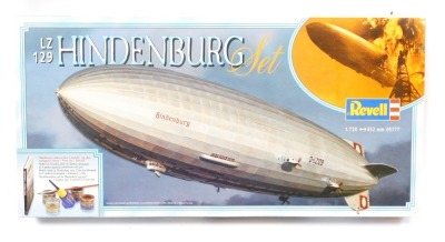 A Revell 1:72 scale LZ 129 Hindenburg set plastic model kit. (1)